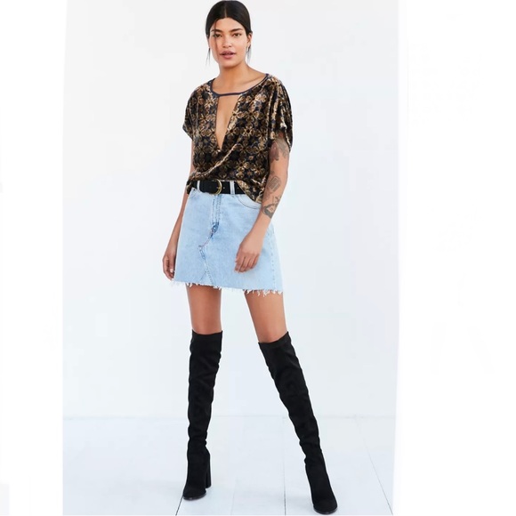 UO Ecote Athena cutout printed velvet top - Picture 4 of 10